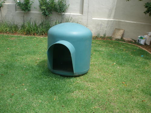 Kennels &amp; Doghouses - Large plastic dog house kennel was sold for R600 